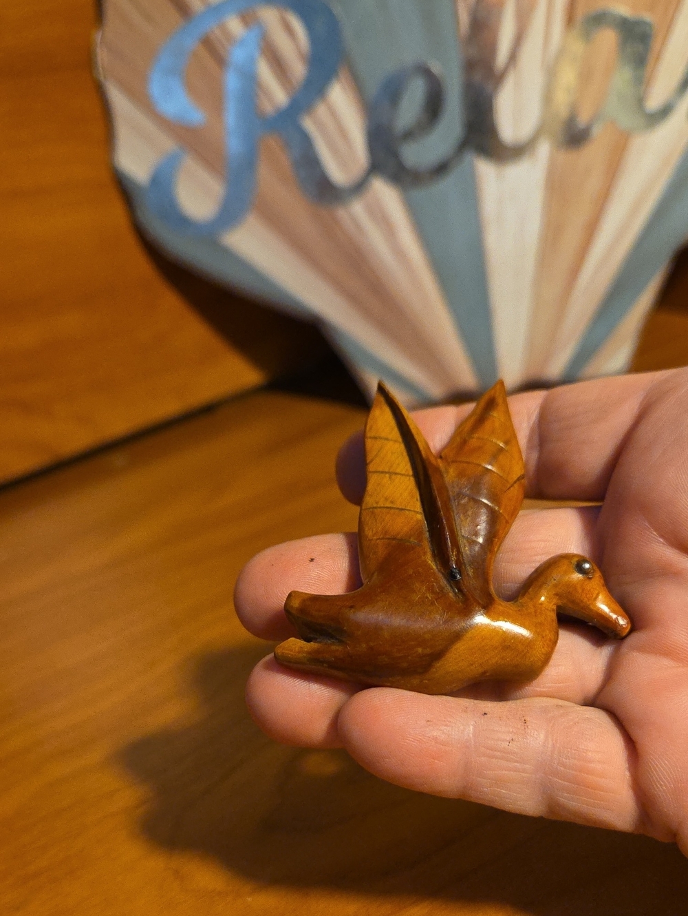 Vintage-Style Brown Carved Bird Brooch – Elegant Women’s Jewelry